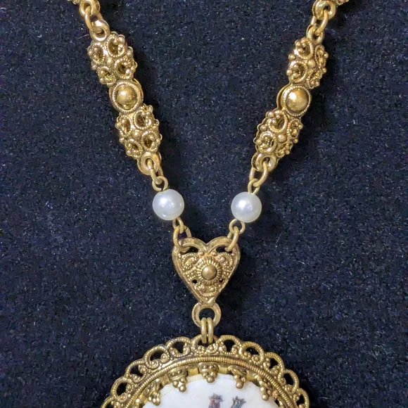 Vintage Gold Tone Chain With Elegant Gold Floral Sugar Pendant And Earrings - Picture 7 of 9